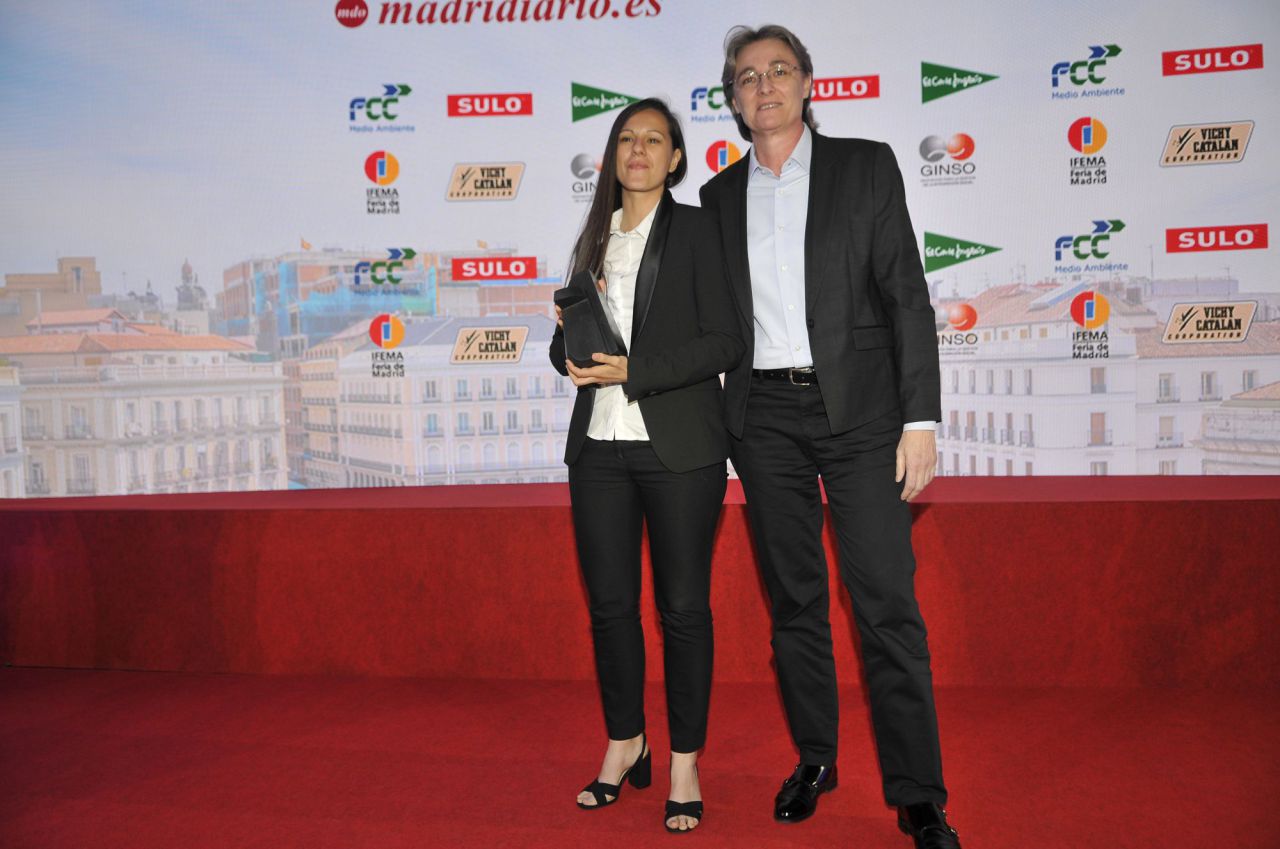 Marta Higueras, primera teniente de alcalde de la capital, hizo entrega del Premio Mujer del Año a la tricampeona del mundo de boxeo, Joana Pastrana.
