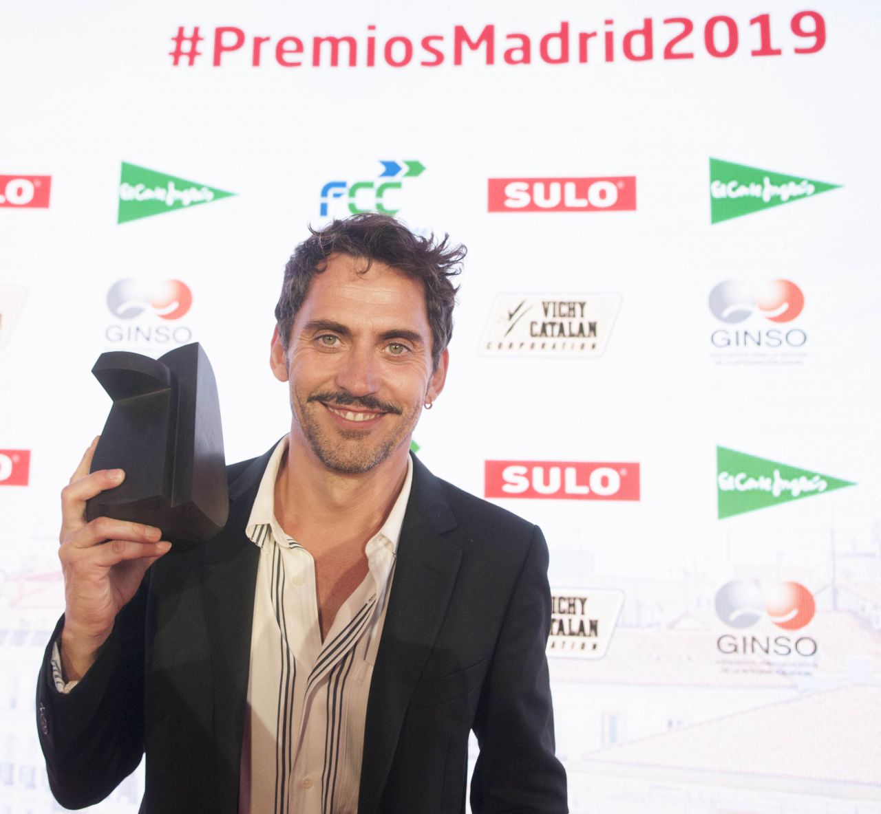 Paco León posa con la escultura, obra de José Miguel Utande, como Hombre del Año de los Premios Madride 2019