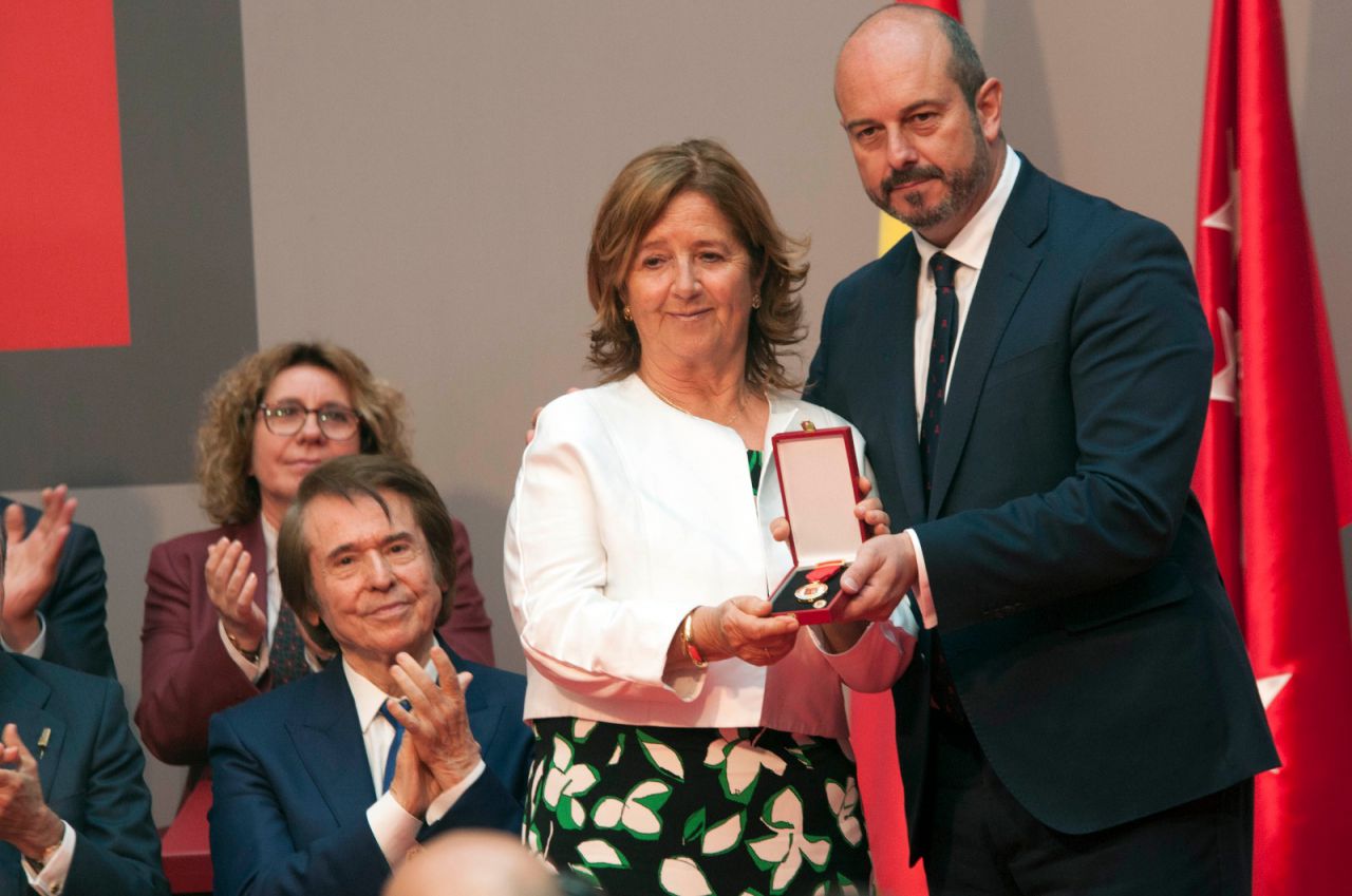 Pedro Rollán entrega la Medalla de Oro de la Comunidad a Ignacio Echeverría, el 'héroe del monopatín', a título póstumo. Recoge la distinción su madre. 