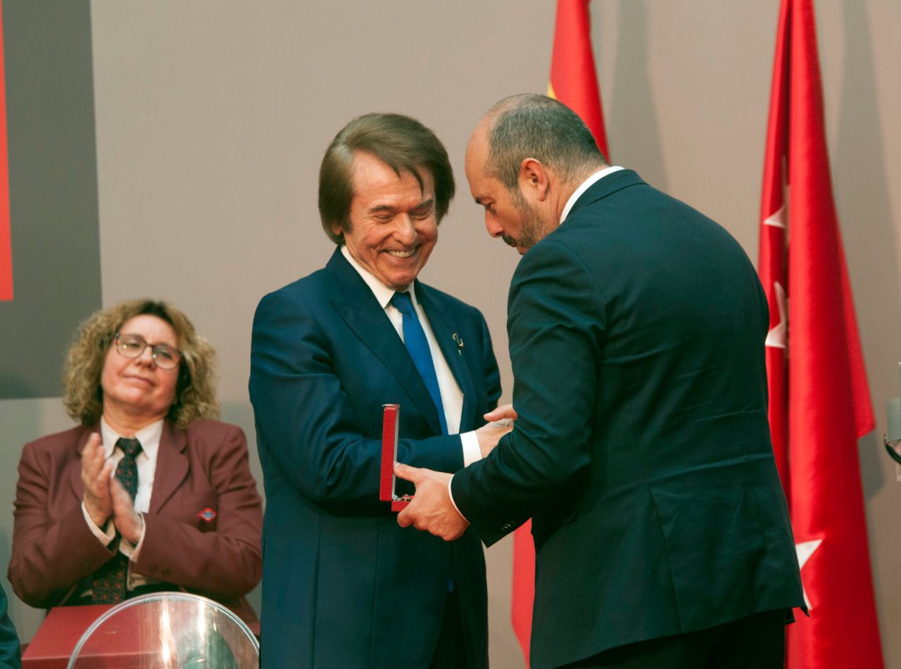 Raphael recoge la Medalla de Oro de la Comunidad de manos de Pedro Rollán. 