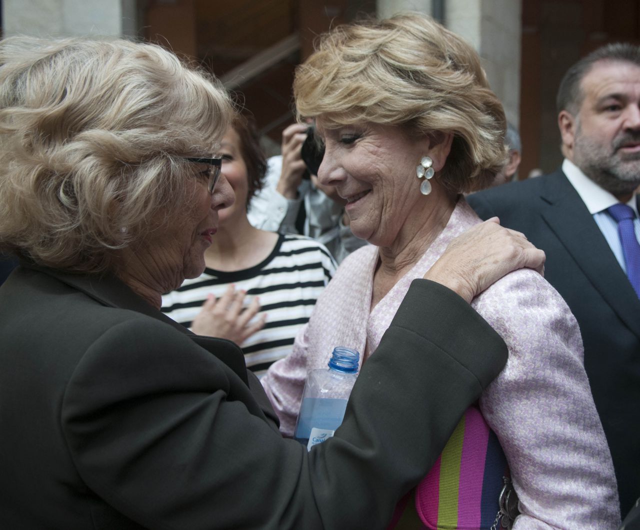 Esperanza Aguirre charla con Manuela Carmena. 