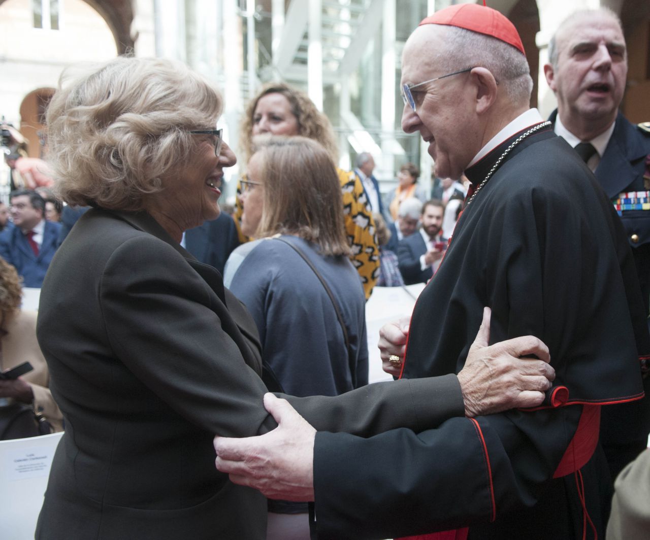 Manuela Carmena con el cardenal Osoro. 