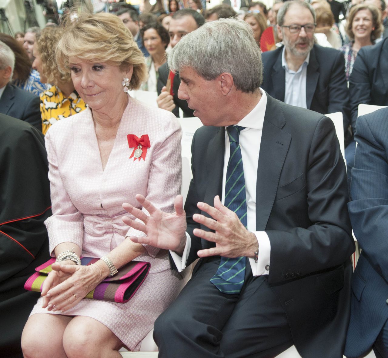 Ángel Garrido, sentado junto a Esperanza Aguirre. 