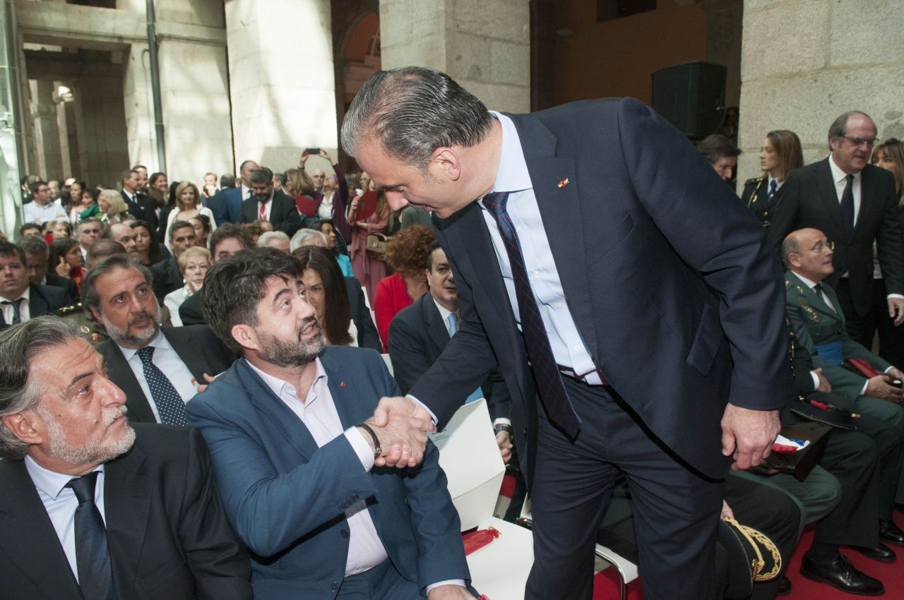 Javier Ortega Smith saluda a Carlos Sánchez Mato, ambos candidatos a la Alcaldía de la capital por Vox y Madrid en Pie Municipalista. 