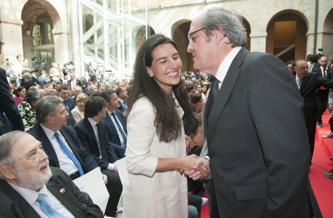 El candidato del PSOE al Gobierno regional junto a Rocío Monasterio. 