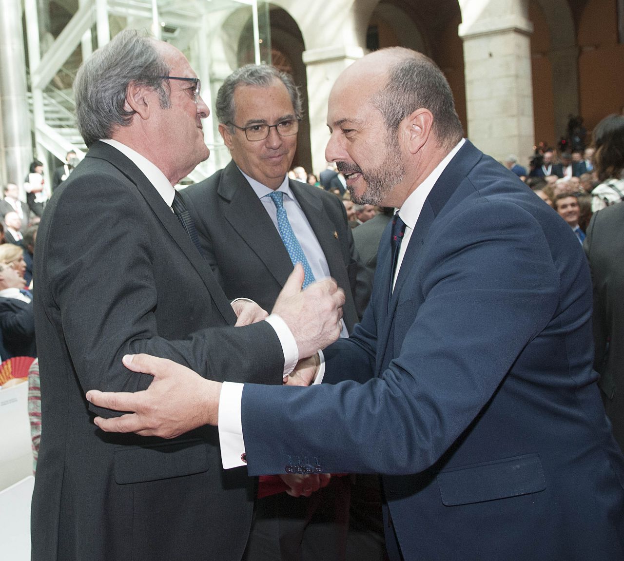 Pedro Rollán saluda a Ángel Gabilondo. 
