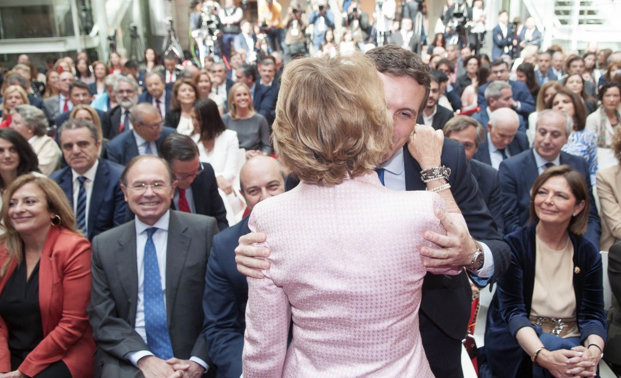 Pablo Casado y Esperanza Aguirre se saludan.