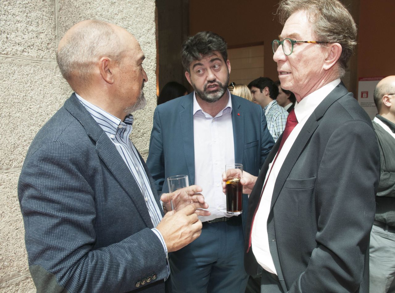 El concejal presidente de Vicálvaro y Latina, Carlos Sánchez Mato, toma un vino con Jaime Cedrún, secretario general de CCOO Madrid. 