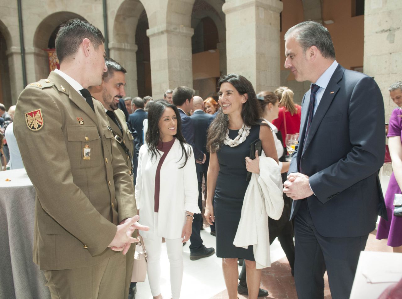 Javier Ortega Smith y Rocío Monasterio junto a un grupo de militares. 