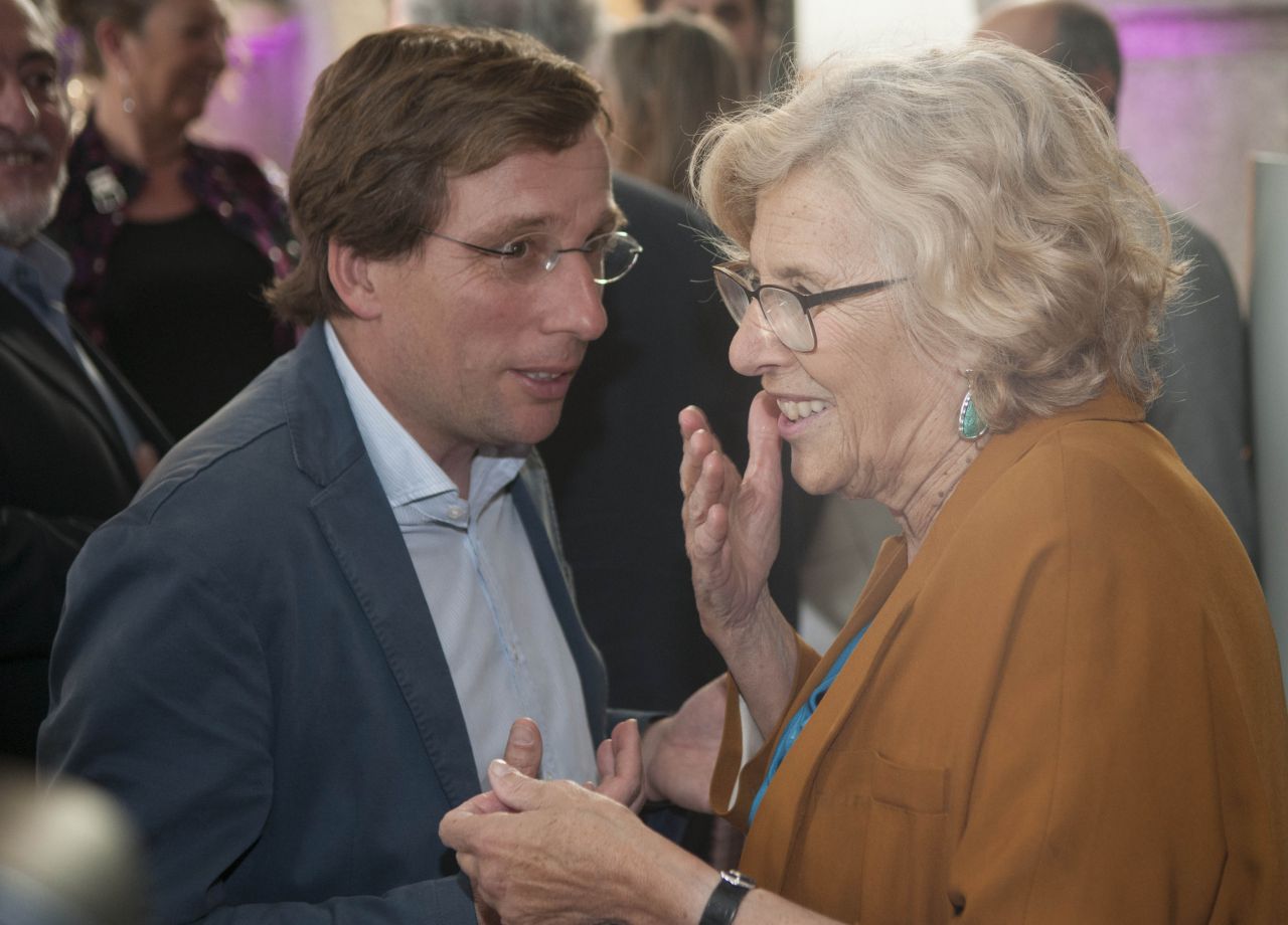 El candidato del PP a la Alcaldía de Madrid saluda a la actual regidora de la capital, Manuela Carmena. 