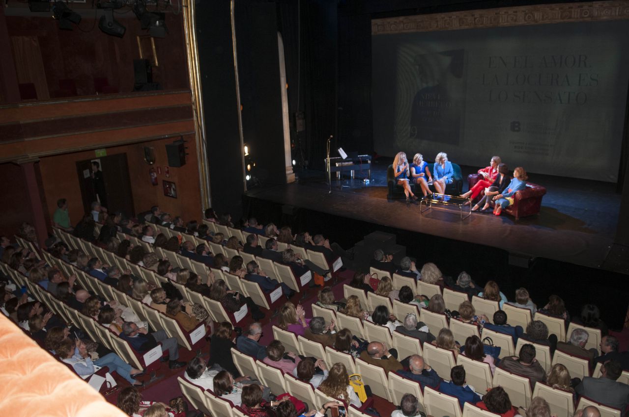 Casi 1.000 personas abarrotaron el Teatro La Latina.