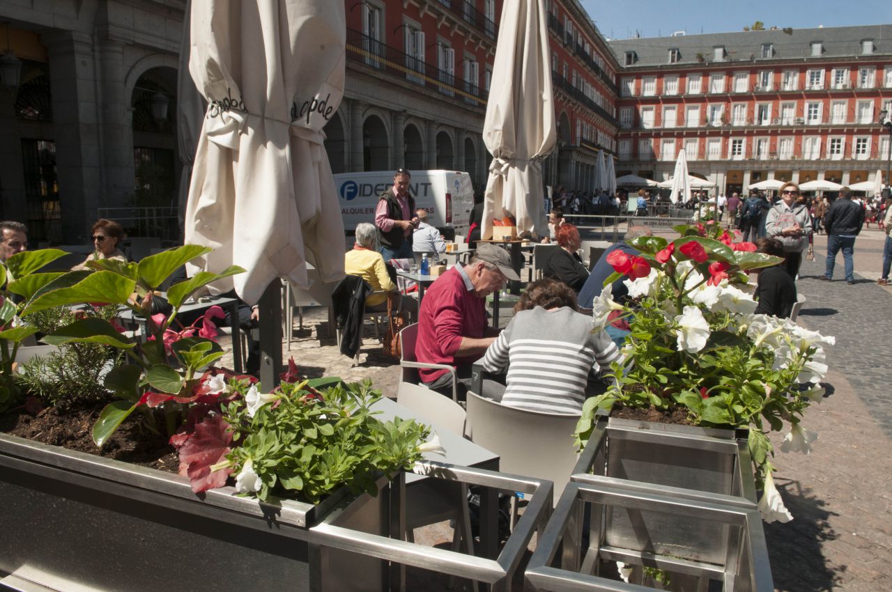 Los 20 establecimientos de la Plaza Mayor han estrenado, este jueves, el nuevo mobiliario de sus terrazas.