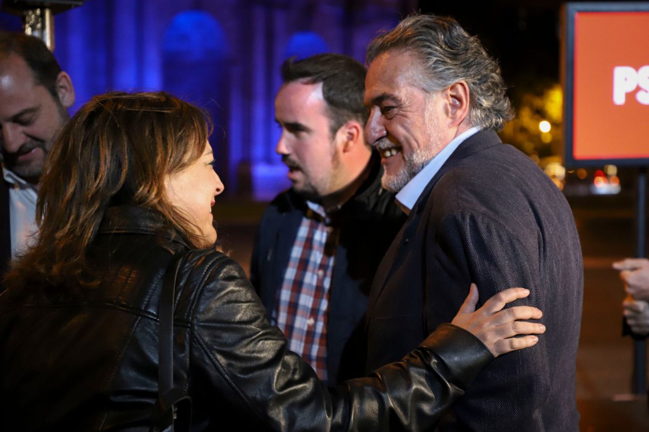 Pepu Hernández, candidato a la Alcaldía, en la Plaza de la Independencia antes de la pegada de carteles.