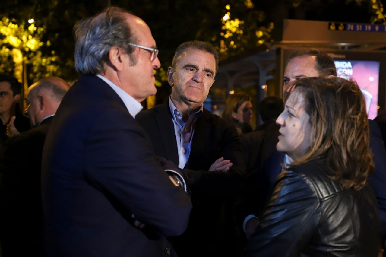 El candidato del PSOE a la Comunidad de Madrid, instantes antes de la pegada de carteles, junto a la europarlamentaria Iratxe Garper