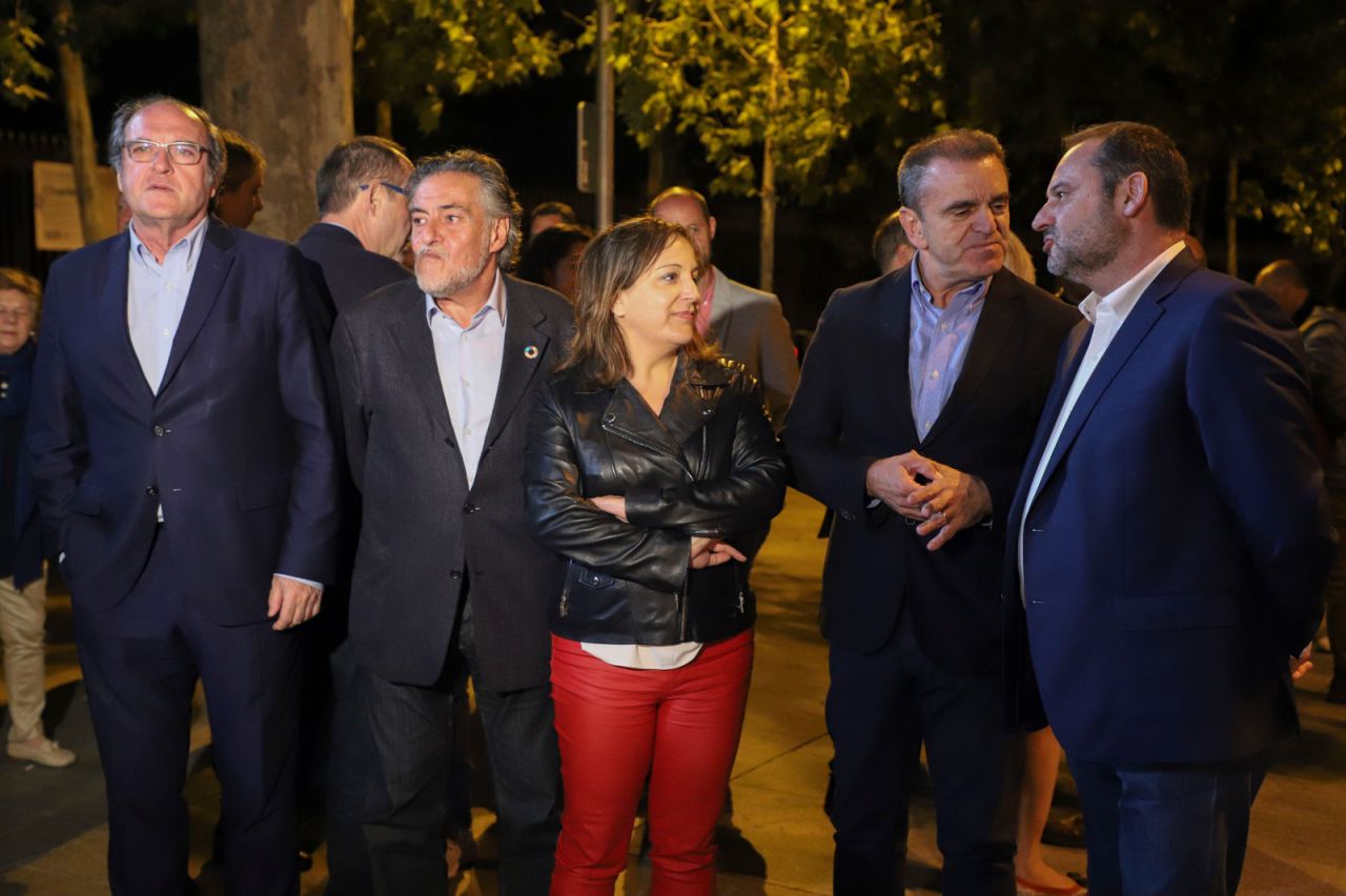 Los candidatos socialistas momentos antes de la pegada de carteles frente a la Puerta de Alcalá