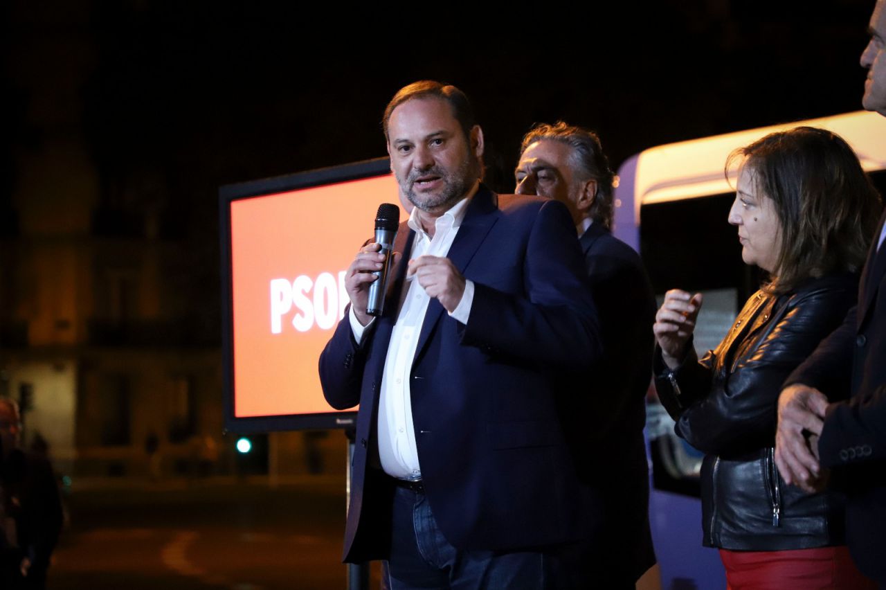 l secretario de Organización del PSOE, José Luis Ábalos, ha sido el encargado de intervenir en la pegada de carteles. 