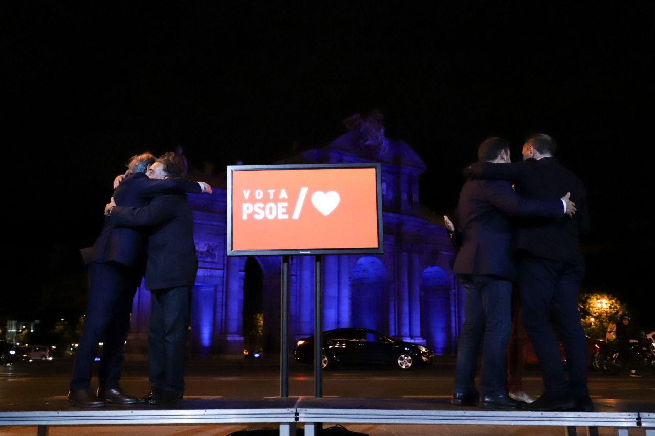 Los candidatos socialistas se abrazan tras el pistoletazo de salida oficial a la campaña del 26M
