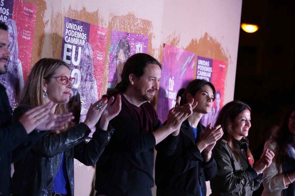 En la pegada han intervenido Pablo Iglesias, Alberto Garzón, Isa Serra, Gema Gil, Sol Sánchez, María Eugenia Rodríguez Palop y Sira Rego 
