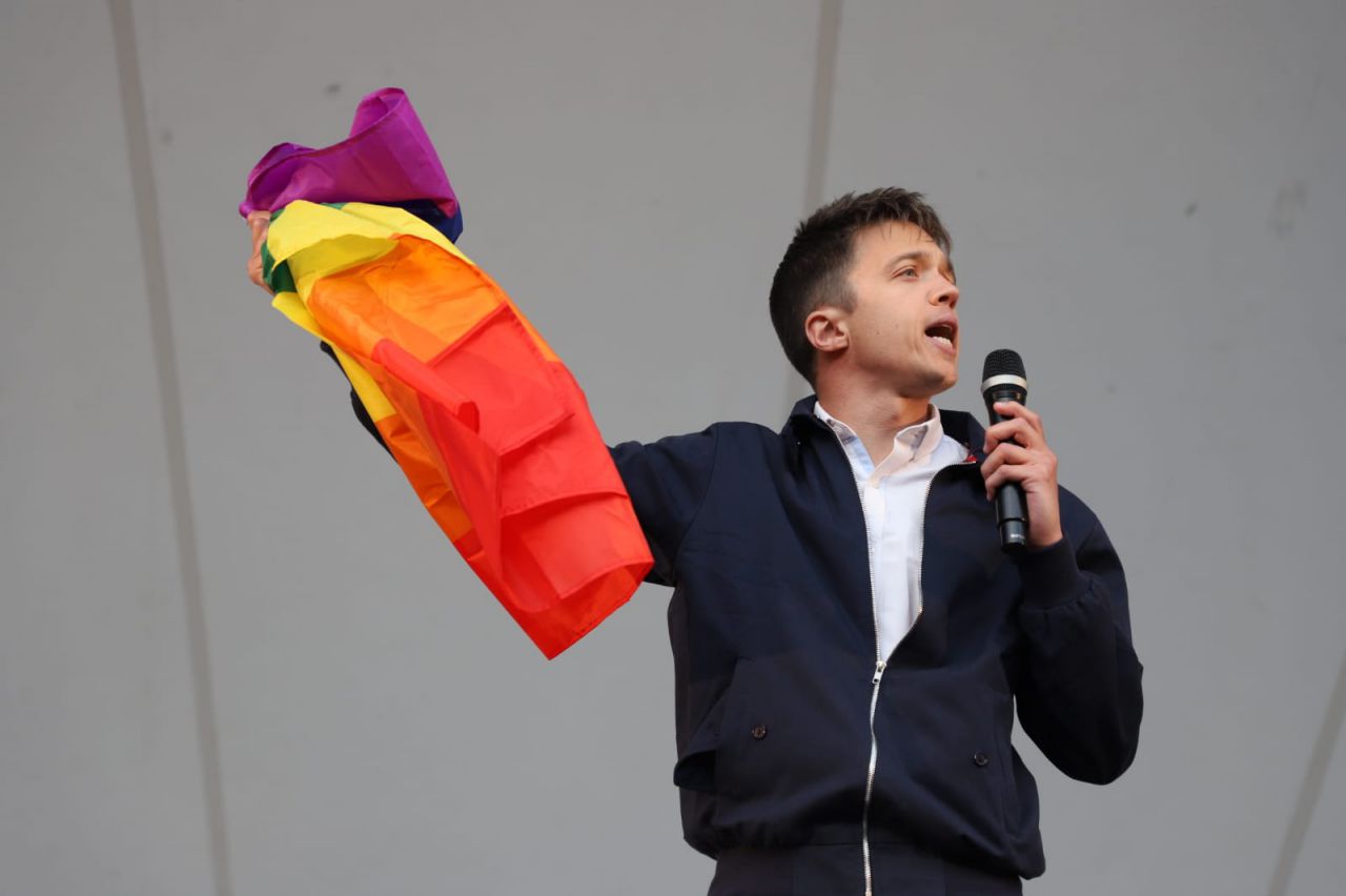 Íñigo Errejón con una de las múltiples banderas arcoíris que han puesto color al acto. 