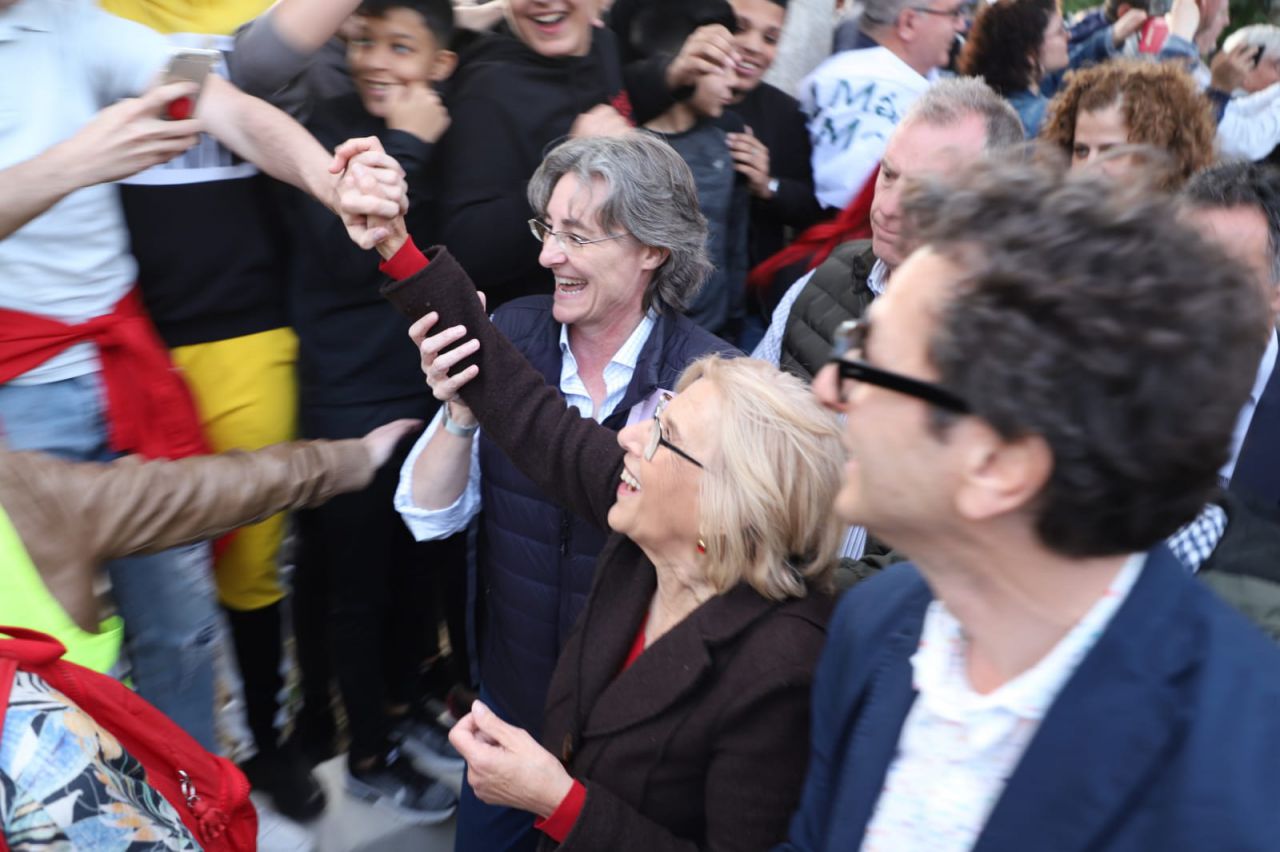 Manuela Carmena, junto a Marta Higueras, saluda a la multitud en Orcasitas. 