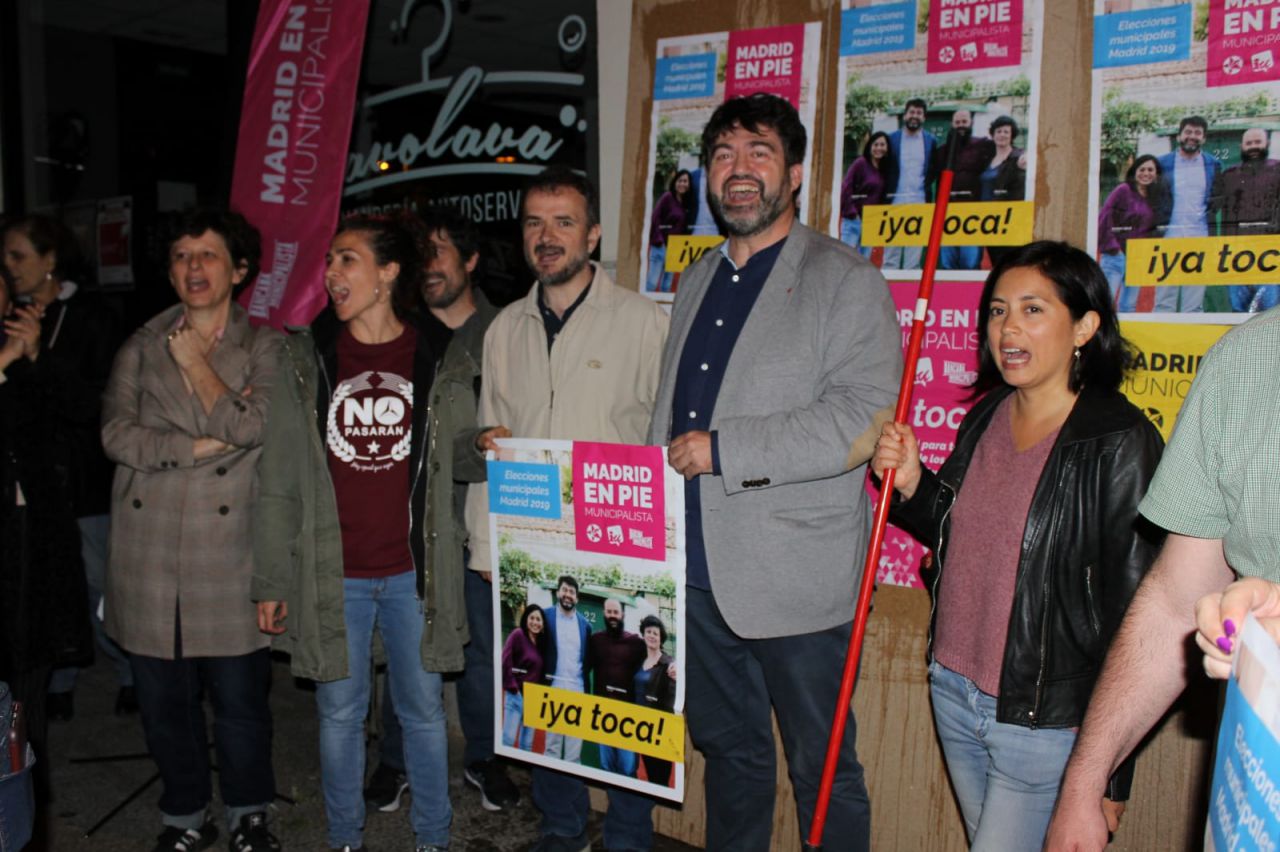 Pegada de carteles de Madrid en Pie Municipalista. 