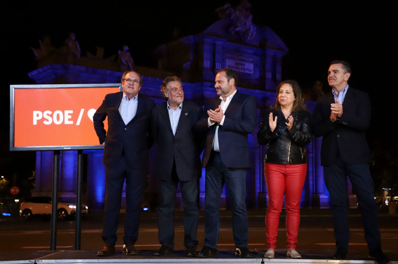 Ángel Gabilondo, Pepu Hernández, José Luis Ábalos, Iratxe Garper y José Manuel Franco delante de la Puerta de Alcalá.