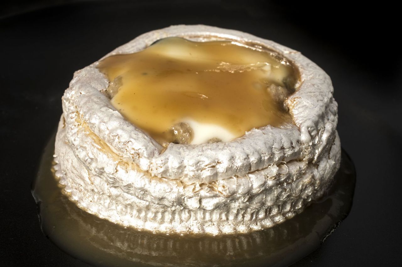 El Caballero de la mano en el pecho, la emblemática obra del Greco en la que destaca la blanca gola de su indumentaria que enmarca el rostro del protagonista.  algo que ha inspirado al chef para replicarla en un ligero hojaldre que aloja una moussaka con un jugo de ouzo.