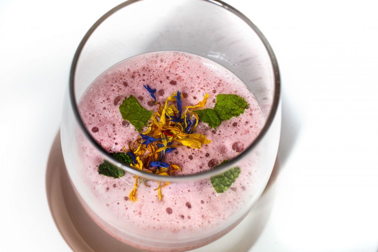 Elaborada a base de frutas aromáticas para dar la bienvenida a los comensales, un homenaje a la obra mitológica,  Los Borrachos de Velázquez.