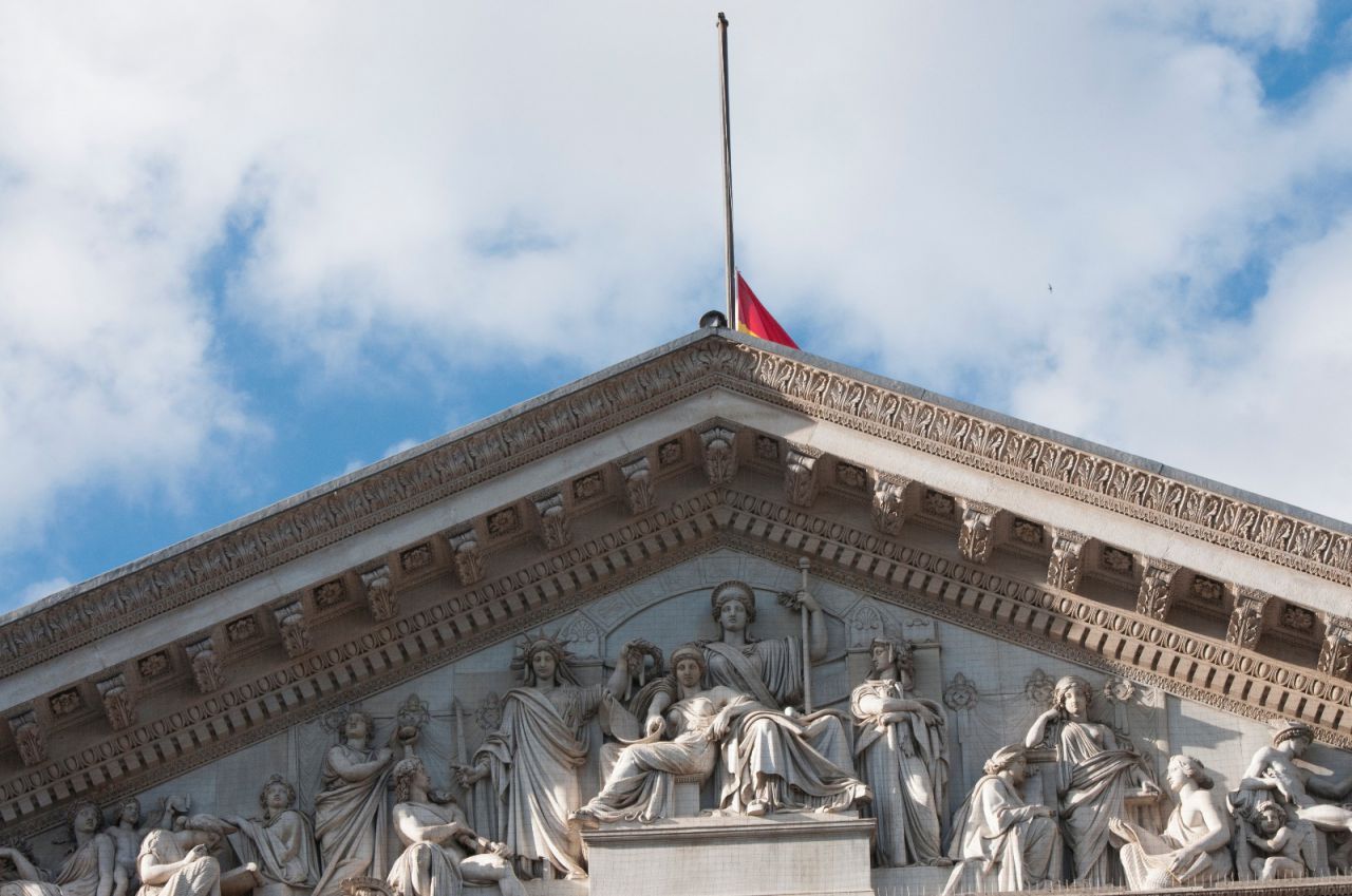 Bandera a media hasta en el Congreso de los Diputados. 