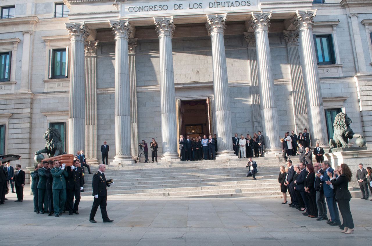 El presidente del Gobierno en funciones, Pedro Sánchez, la número dos del partido, Adriana Lastra, la presidenta de la Cámara Baja, Ana Pastor, y otros representantes políticos han recibido el féretro. 