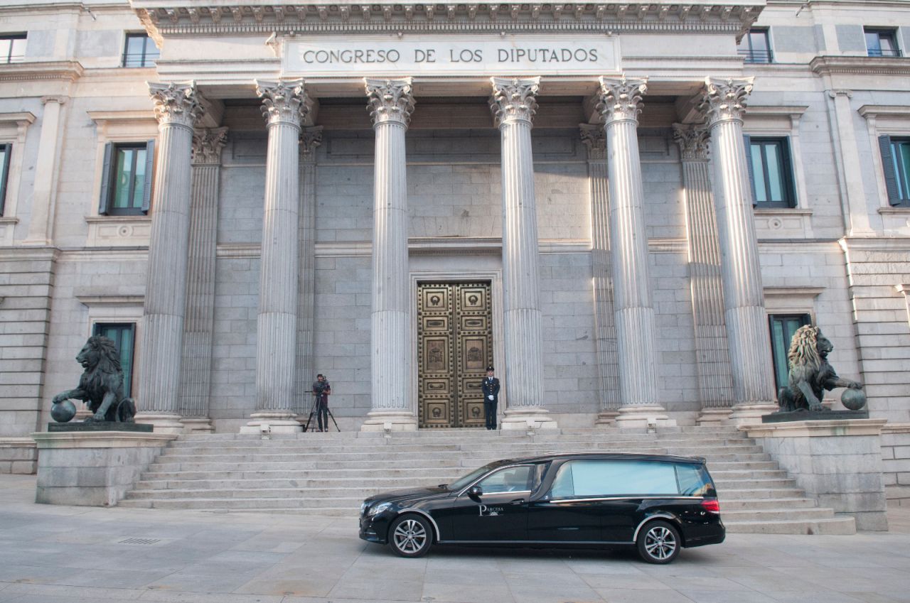El coche fúnebre ha llegado al Congreso a las 20:20 horas. 