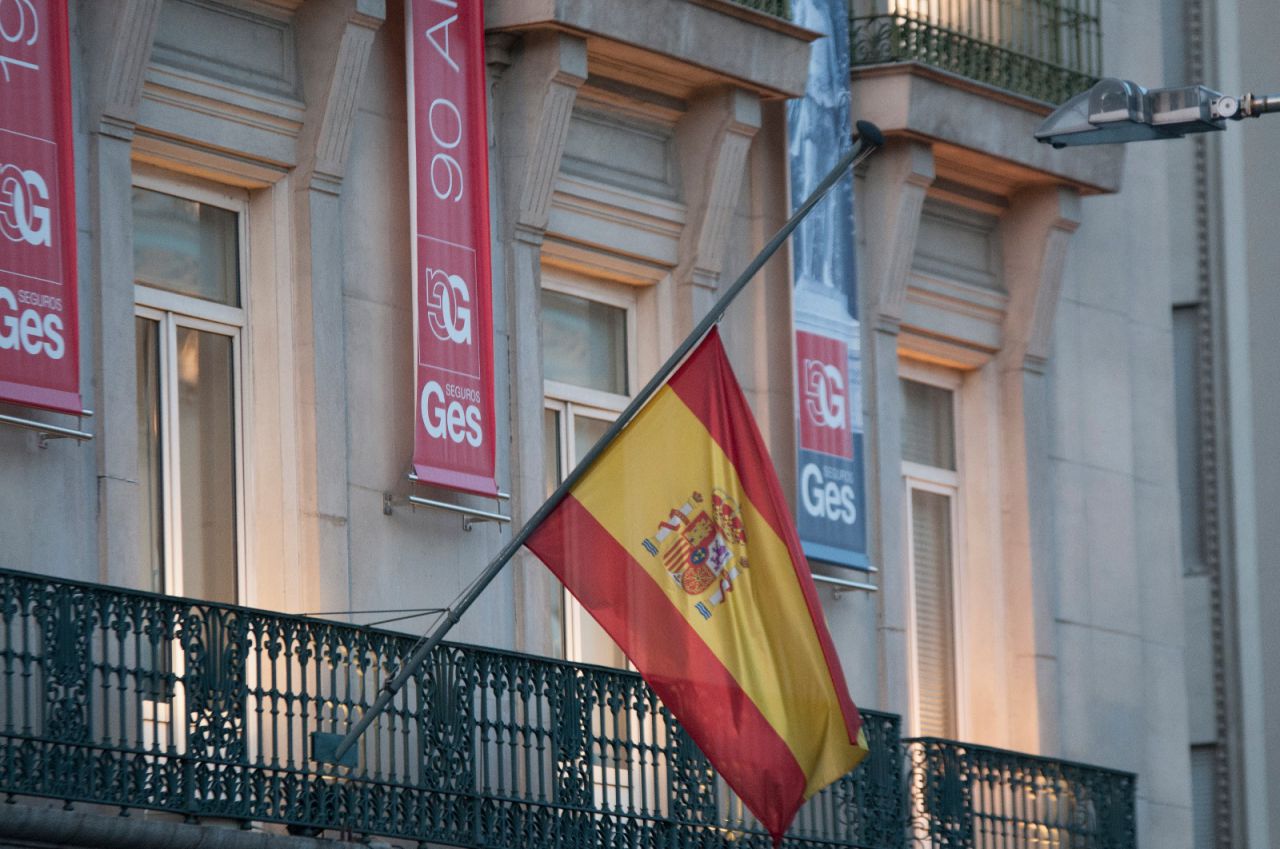 Banderas a media asta.