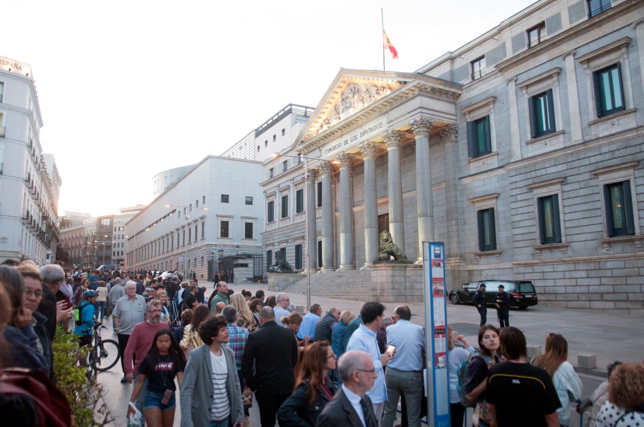 El público ha recibido el féretro del exministro entre aplausos. 