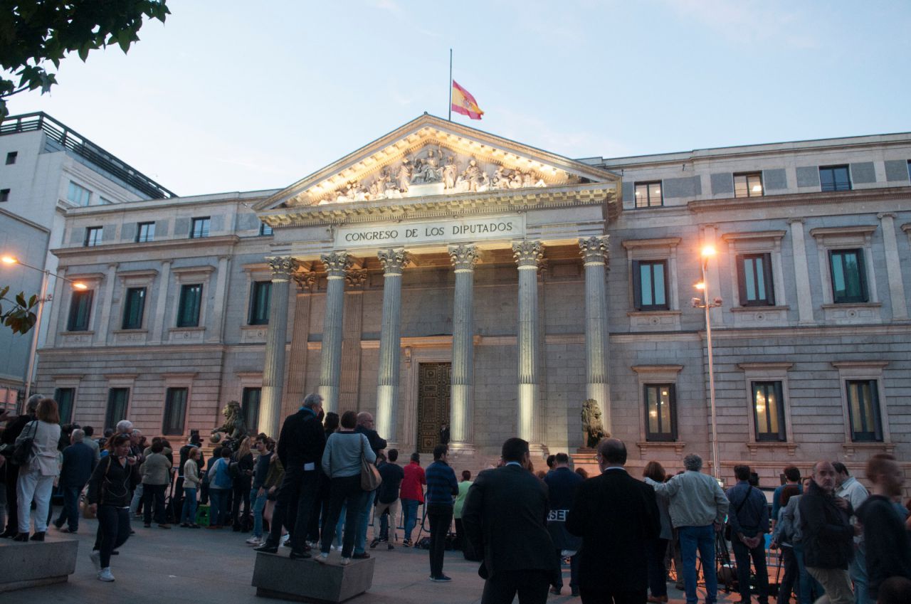 El público ha recibido el féretro del exministro entre aplausos. 