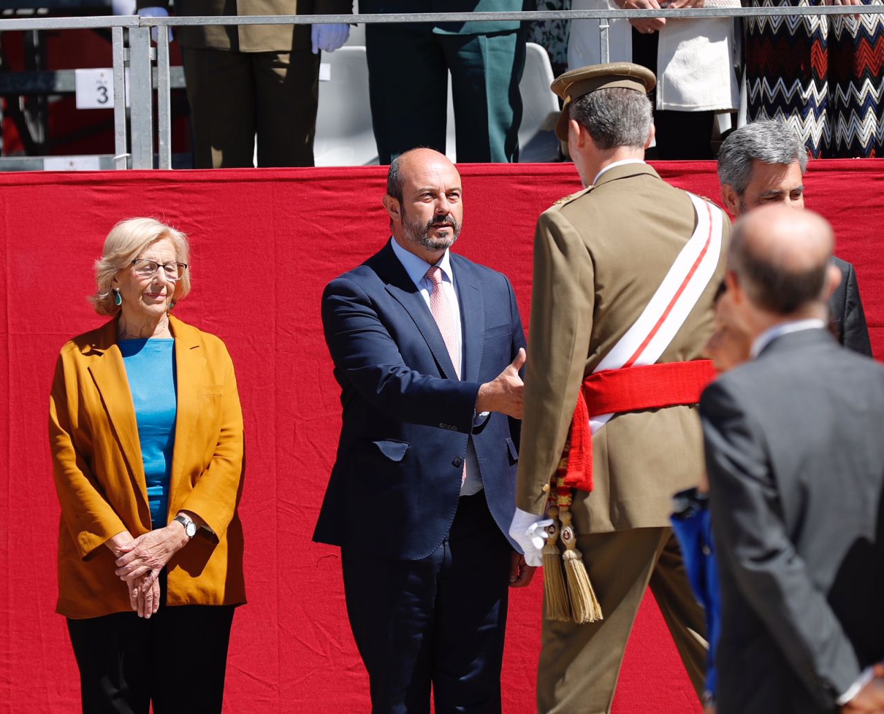 Su Majestad el Rey saluda al presidente de la Comunidad de Madrid, Pedro Rollán