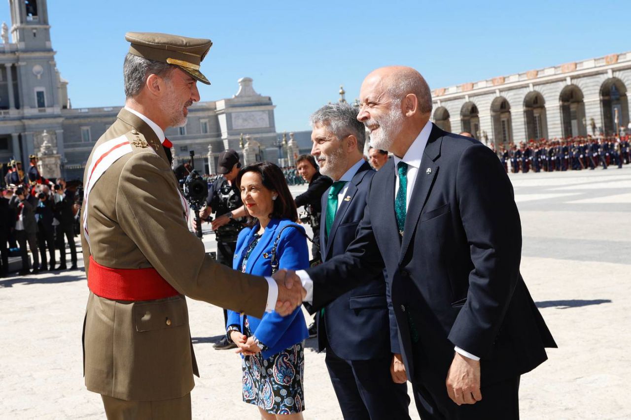 Su Majestad el Rey recibe el saludo del presidente del director general de la Guardia Civil, Félix Vicente Azón Vilas, durante la bienvenida