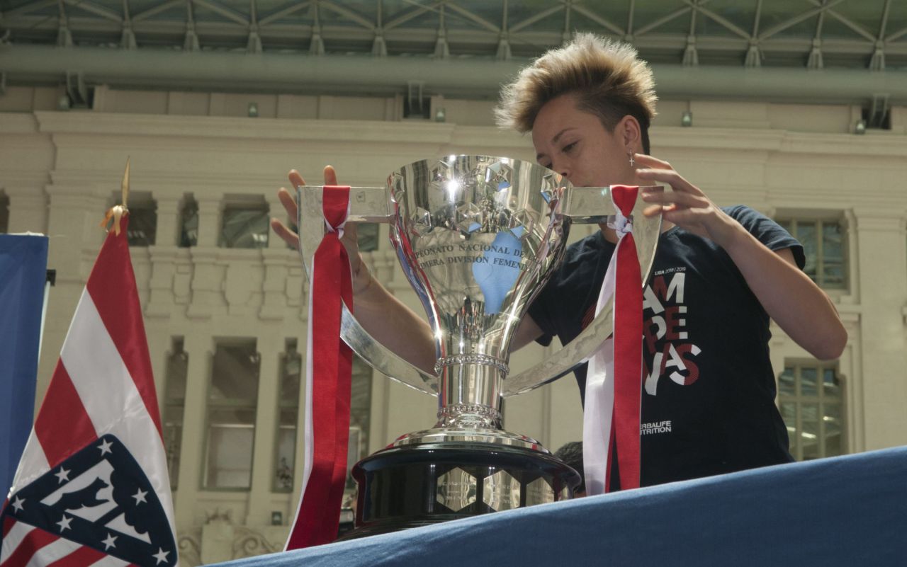 La copa ganada por el Atlético de Madrid femenino llega a la capital