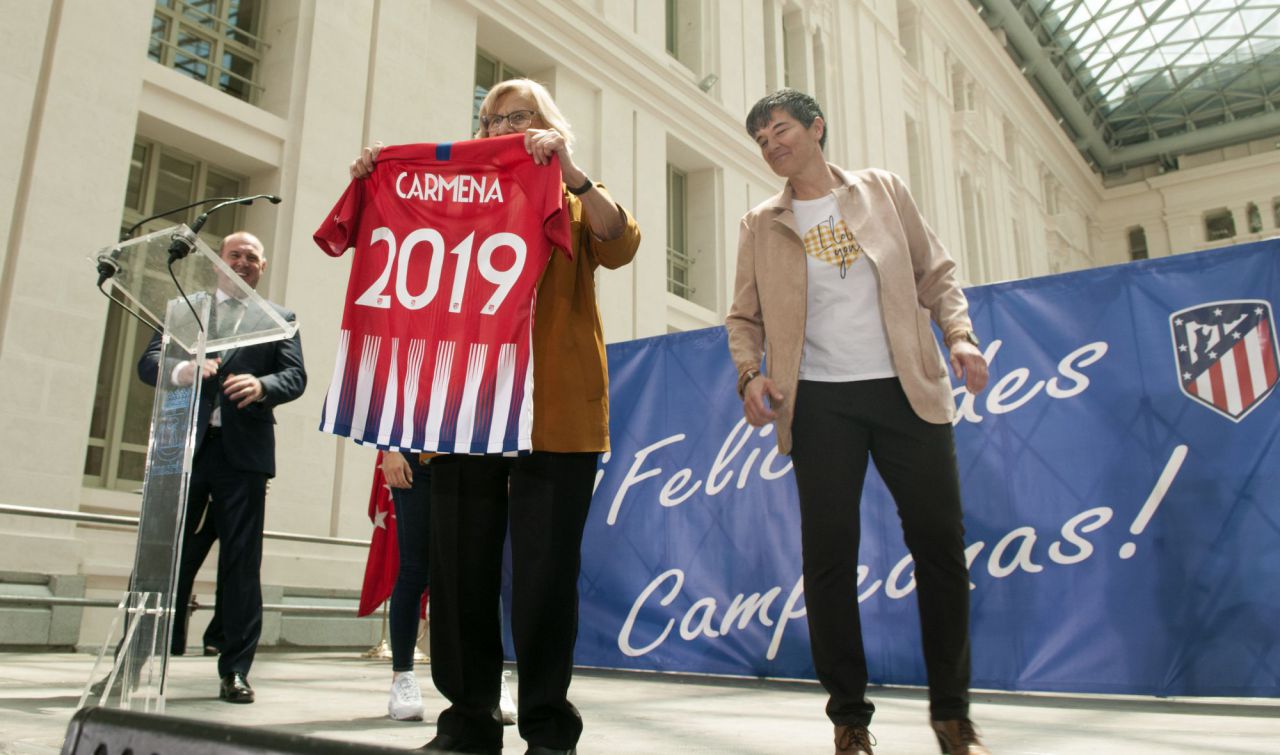 Manuela Carmena posa con la camiseta del Atlético de Madrid femenino