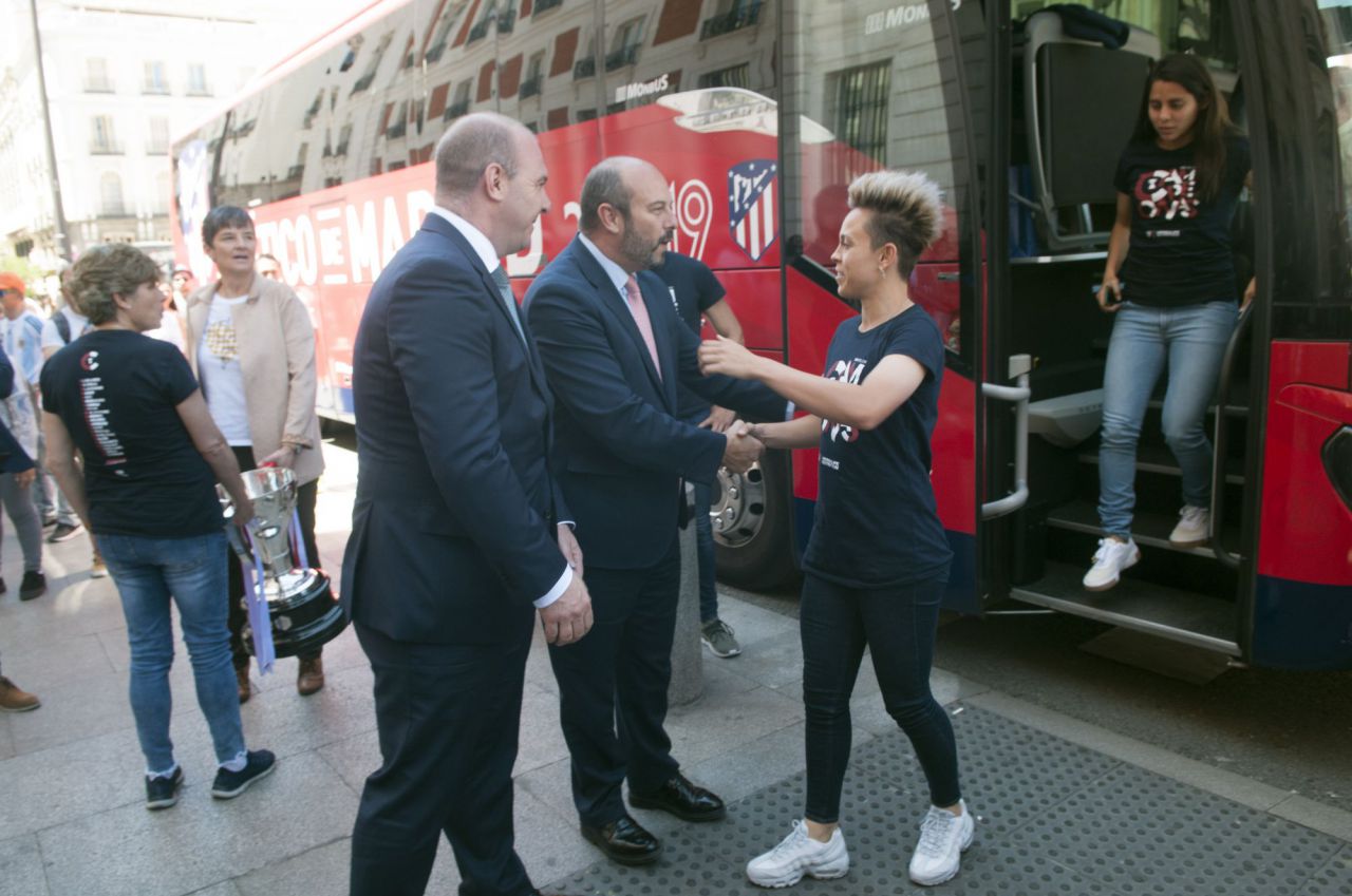 El presidente de la Comunidad de Madrid, Pedro Rollán, recibe al Atlético de Madrid