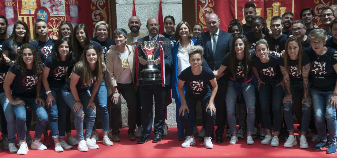 Las jugadoras del Atlético de Madrid junto al presidente de la Comunidad de Madrid, Pedro Rollán.