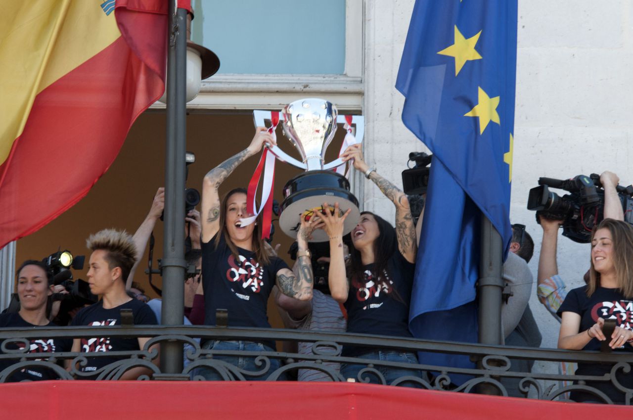 Las jugadoras del Atlético de Madrid en el balcón de la Puerta del Sol