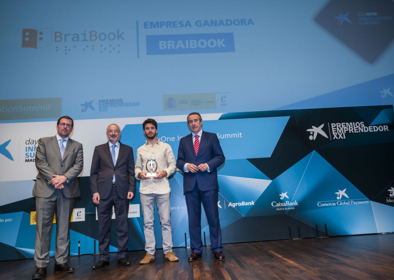 BraiBook, que ha creado un conversor de documentos al braille de manera instantánea, ha conseguido el accésit a la innovación, que ha otorgado la Embajada de Israel en España y entregado el embajador Daniel Kutner.