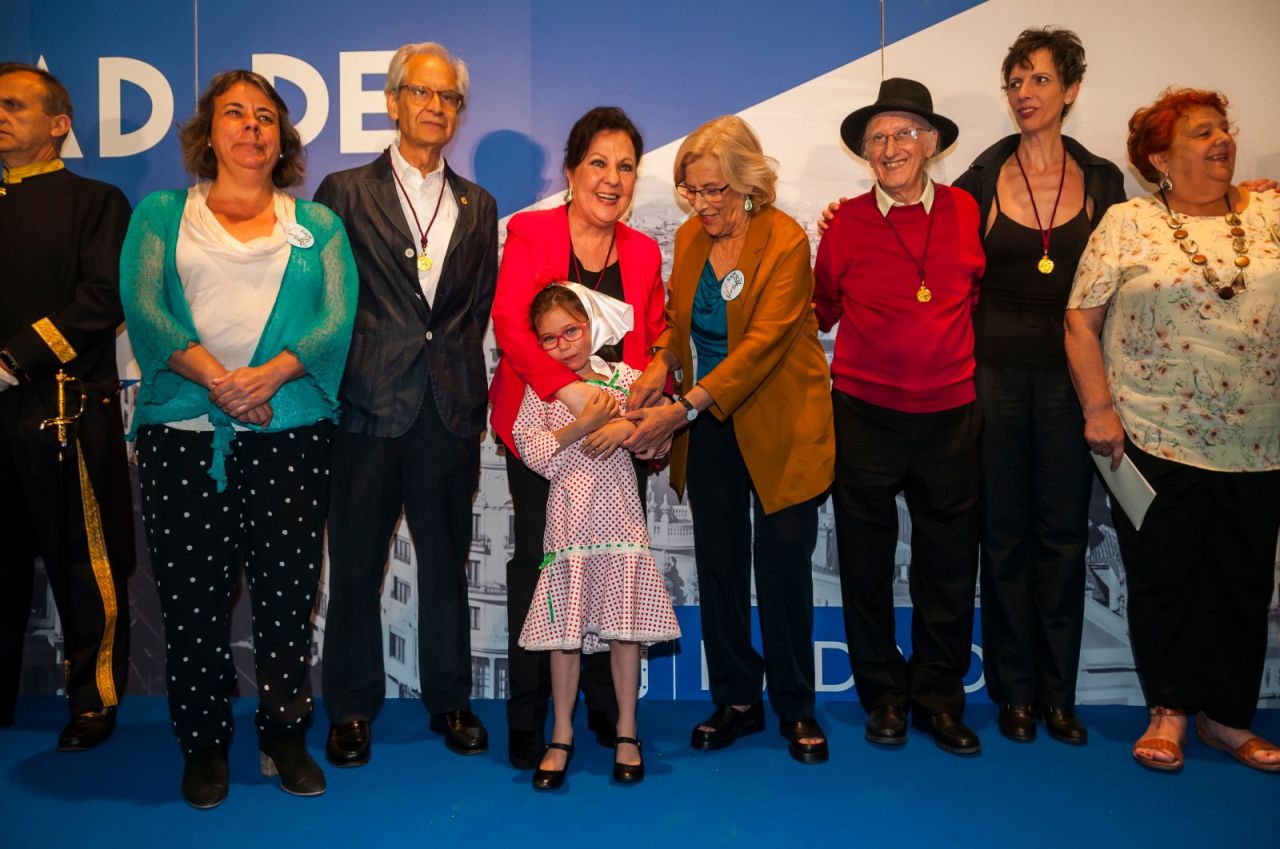 Los premiados posan para los medios tras recibir sus Medallas de Oro.