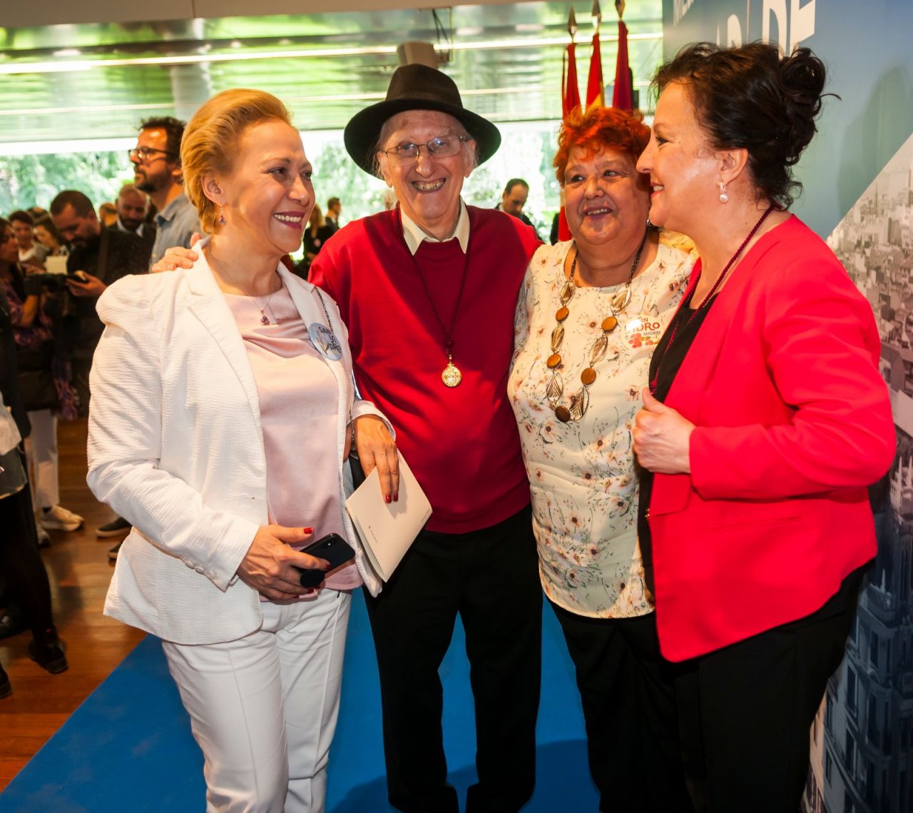 Los premiados posan para los medios de comunicación.