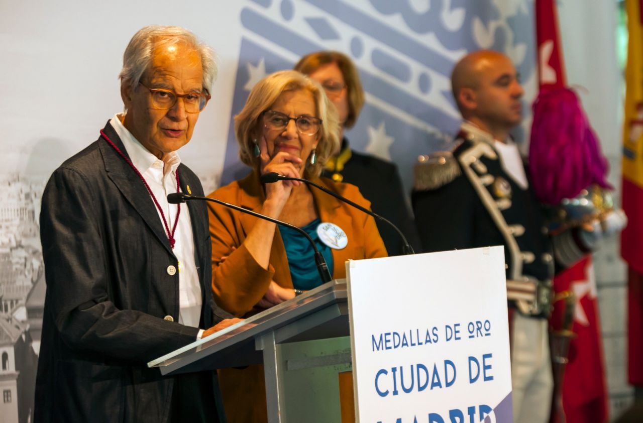 El humorista gráfico El Roto tras recibir la Medalla de Oro.