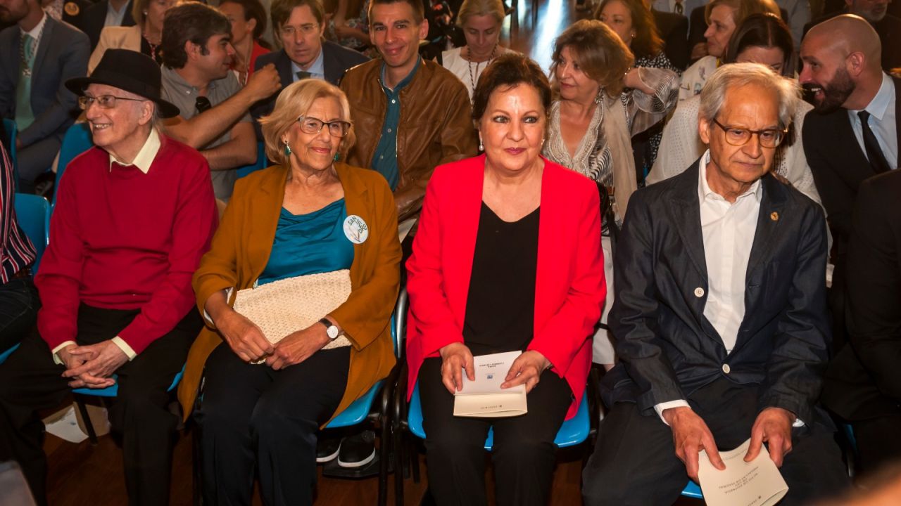 Juan Tamariz, Manuela Carmena, Carmen Linares y el ilustrador gráfico El Roto.
