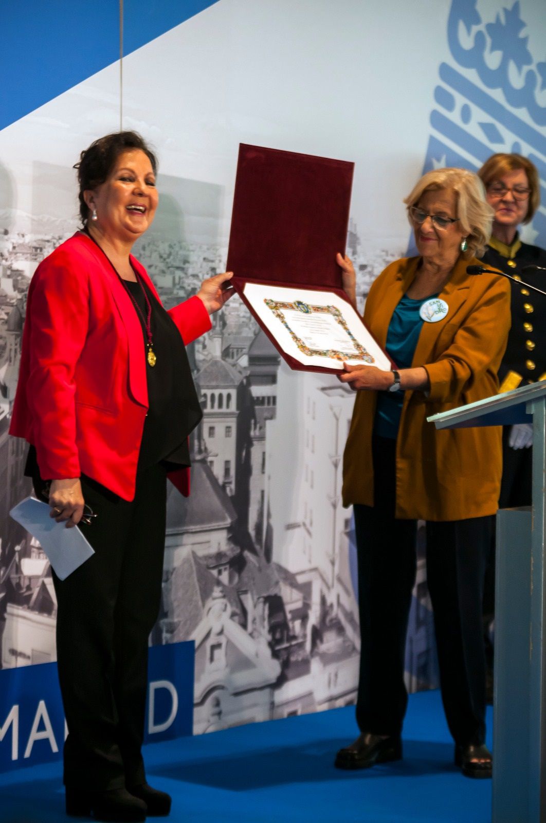 La cantaora Carmen Linares recibe su Medalla de Oro.