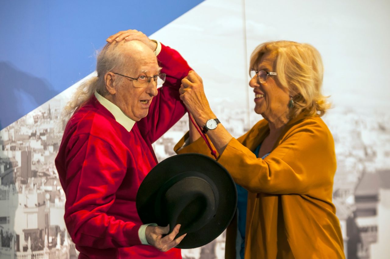 Carmena entrega la Medalla de Oro a Juan Tamariz.