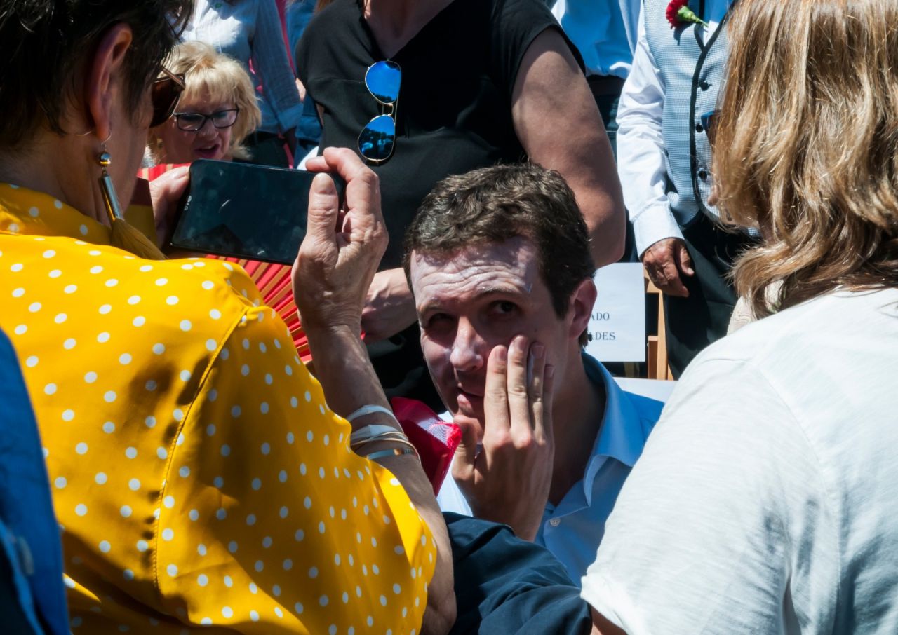 Pablo Casado se echa crema en la cara.