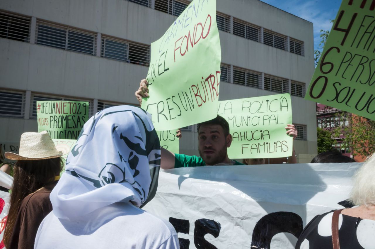 Distrito 14, Stop Desahucios y otros grupos de activistas por la vivienda han interrumpido un acto de campaña de Carmena. 